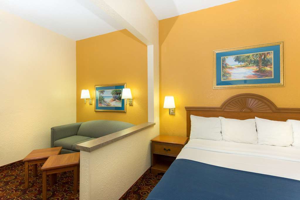 Holiday Inn Express - Naples South - I-75 By Ihg Golden Gate Room photo