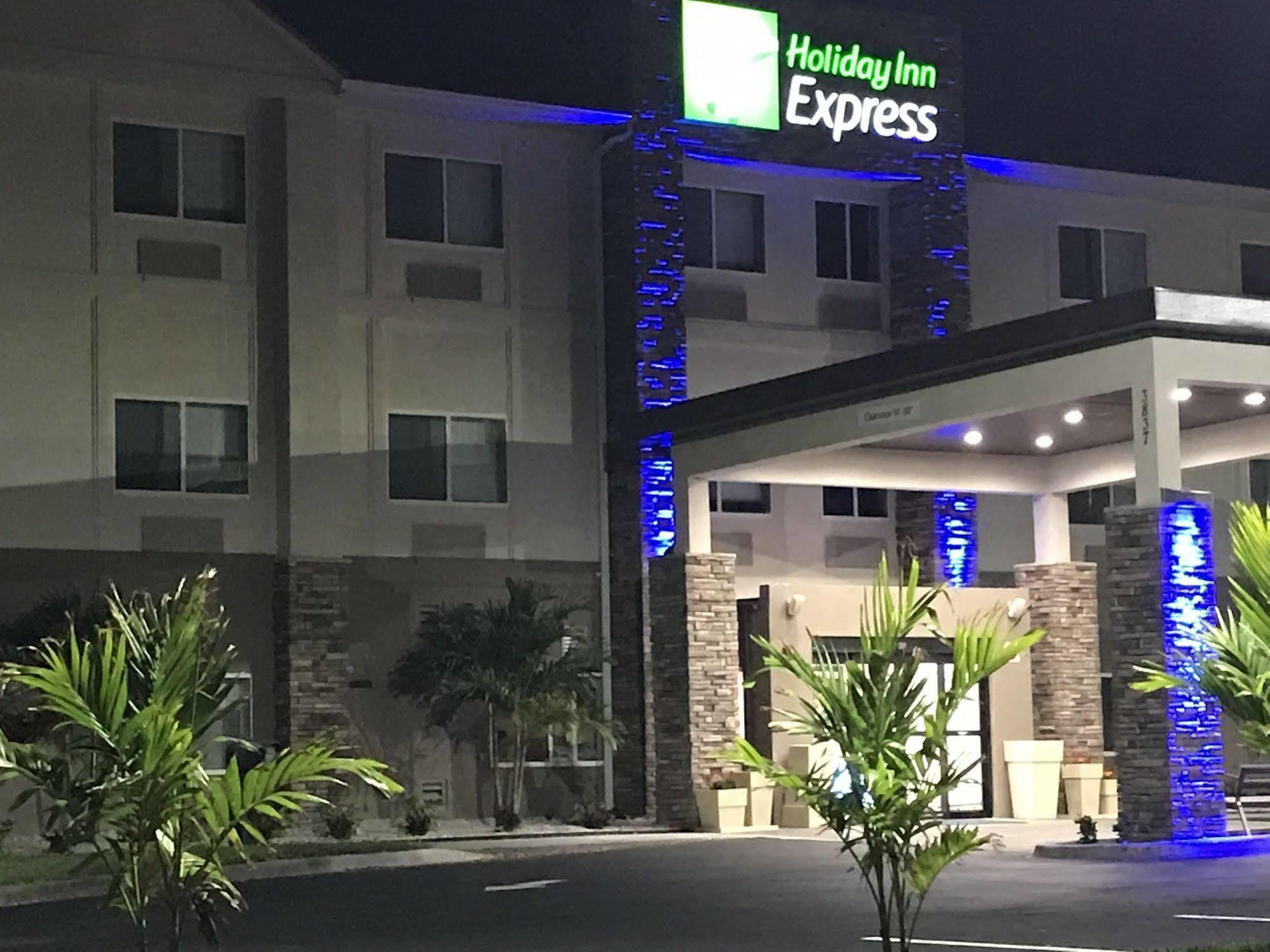 Holiday Inn Express - Naples South - I-75 By Ihg Golden Gate Exterior photo